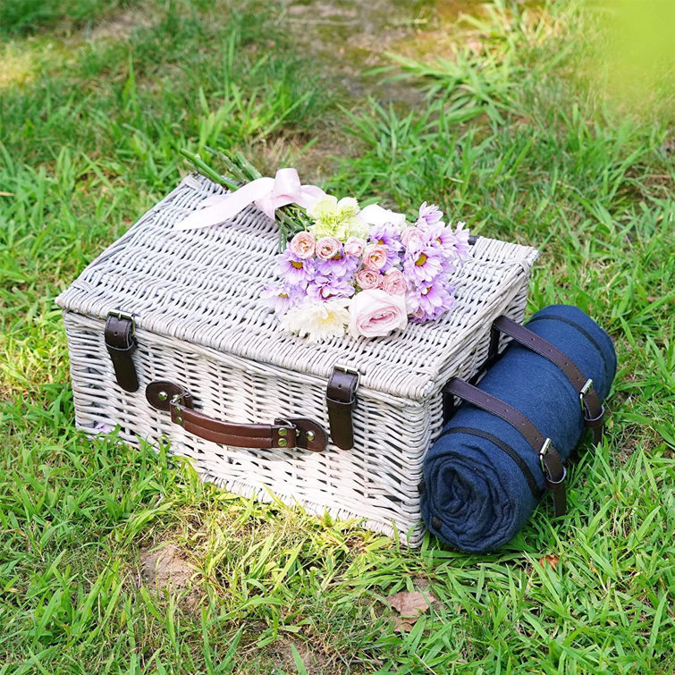 Picnic set with outlet blanket